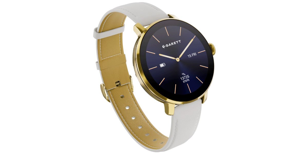 Złoty smartwatch z okrągłą tarczą, na której widnieje logo \'GARETT\', data \'15 FRI\' oraz licznik kroków \'13725 STEPS\'. Pasek zegarka jest jasny, a koperta ma złoty kolor.