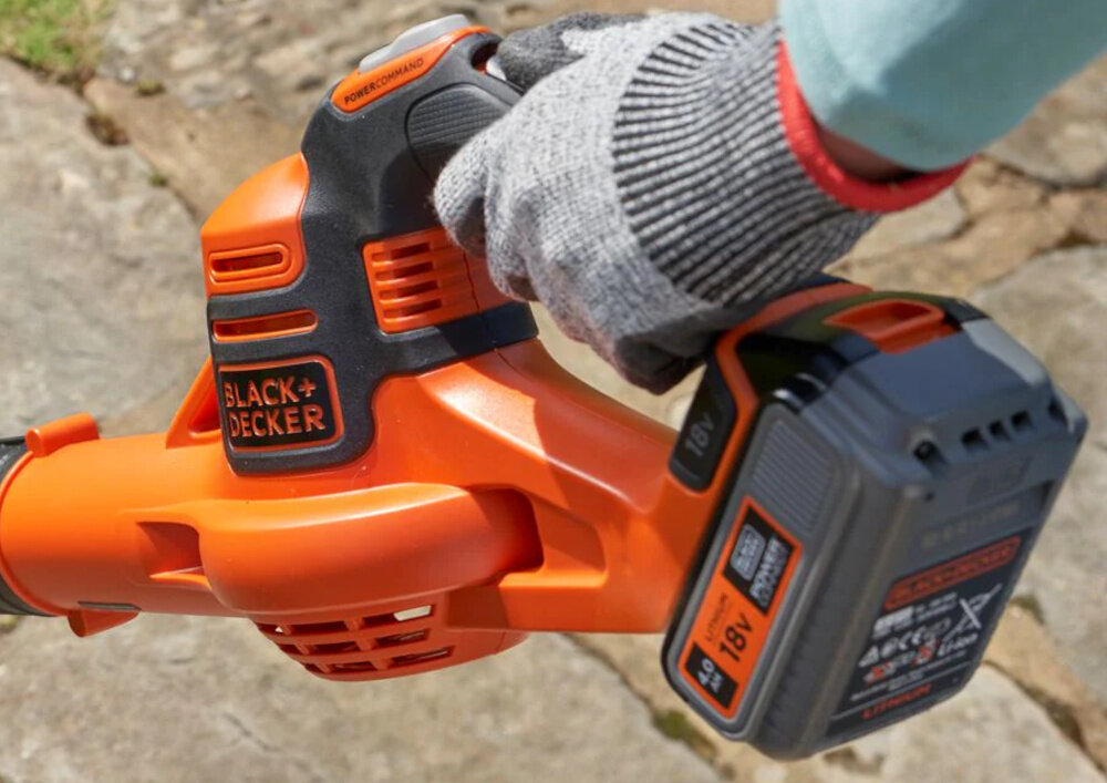 Dmuchawa do liści BLACK & DECKER GWC1820PC akumulator 18 V seria BLACK & DECKER Power Command pelna mobilnosc akumulator 2,0 Ah ladowarka