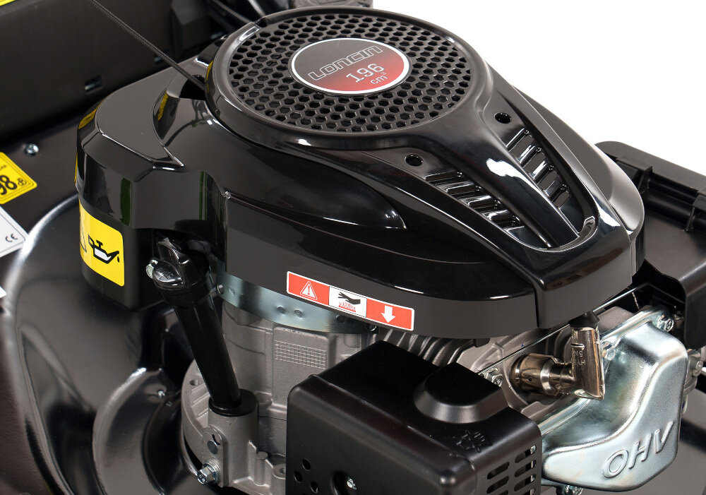 Czarny silnik kosiarki z widocznym logo \'Loncin 196 cm³\' na górze. Obok znajdują się naklejki ostrzegawcze oraz oznaczenie \'OHV\'.