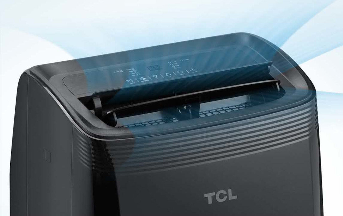 Czarny klimatyzator przenośny z widocznym panelem sterowania i logo TCL. Urządzenie emituje niebieskie strumienie powietrza.