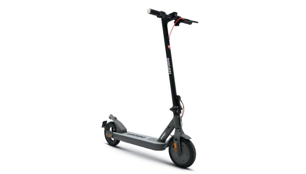 Czarno-szara hulajnoga elektryczna z widocznym logo \'DUCATI\' na kierownicy. Posiada duże koła i czerwone akcenty na przewodach hamulcowych.