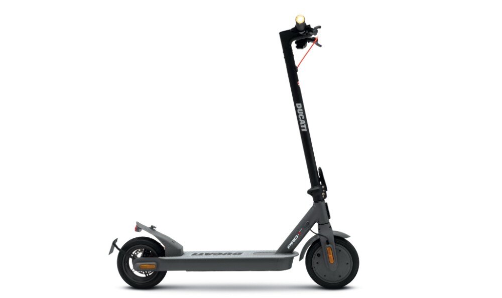 Czarno-szara hulajnoga elektryczna z widocznym logo \'DUCATI\' na kierownicy. Posiada duże koła i reflektor na górze kierownicy.