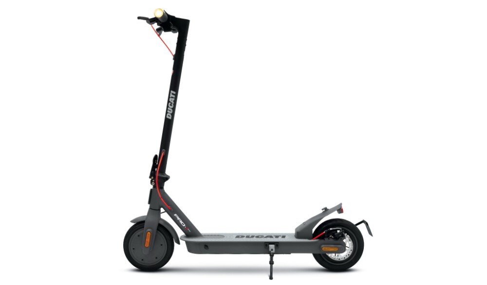 Czarno-szara hulajnoga elektryczna z widocznym logo \'DUCATI\' na pionowej kolumnie kierownicy. Posiada przednie i tylne koło, a także reflektor na górze kolumny.
