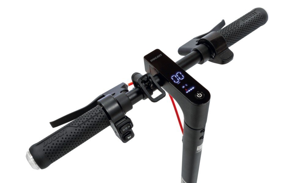 Kierownica hulajnogi elektrycznej z wyświetlaczem LED pokazującym cyfrę \'0\'. Na uchwytach widoczne jest logo \'DUCATI\'.