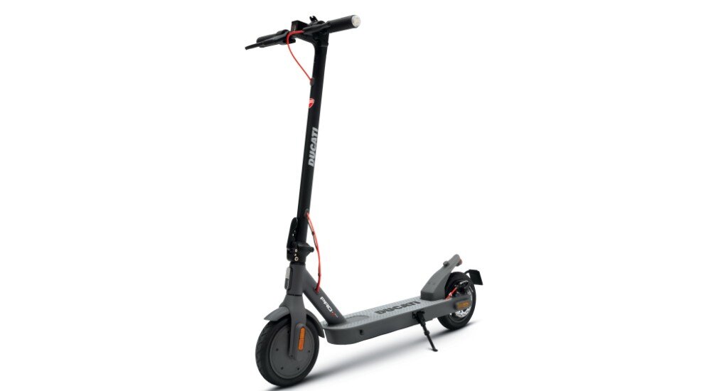 Czarno-szara hulajnoga elektryczna z widocznym logo \'DUCATI\' na pionowej części kierownicy i platformie. Posiada czerwone akcenty na przewodach i elementach konstrukcji.