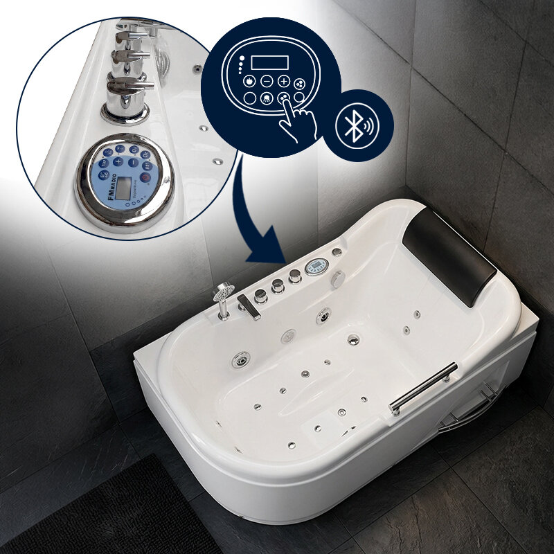 Na obrazie widoczna jest biała wanna z hydromasażem z czarnym zagłówkiem i panelem sterowania. Obok wanny znajduje się powiększenie panelu z przyciskami i ikoną Bluetooth.