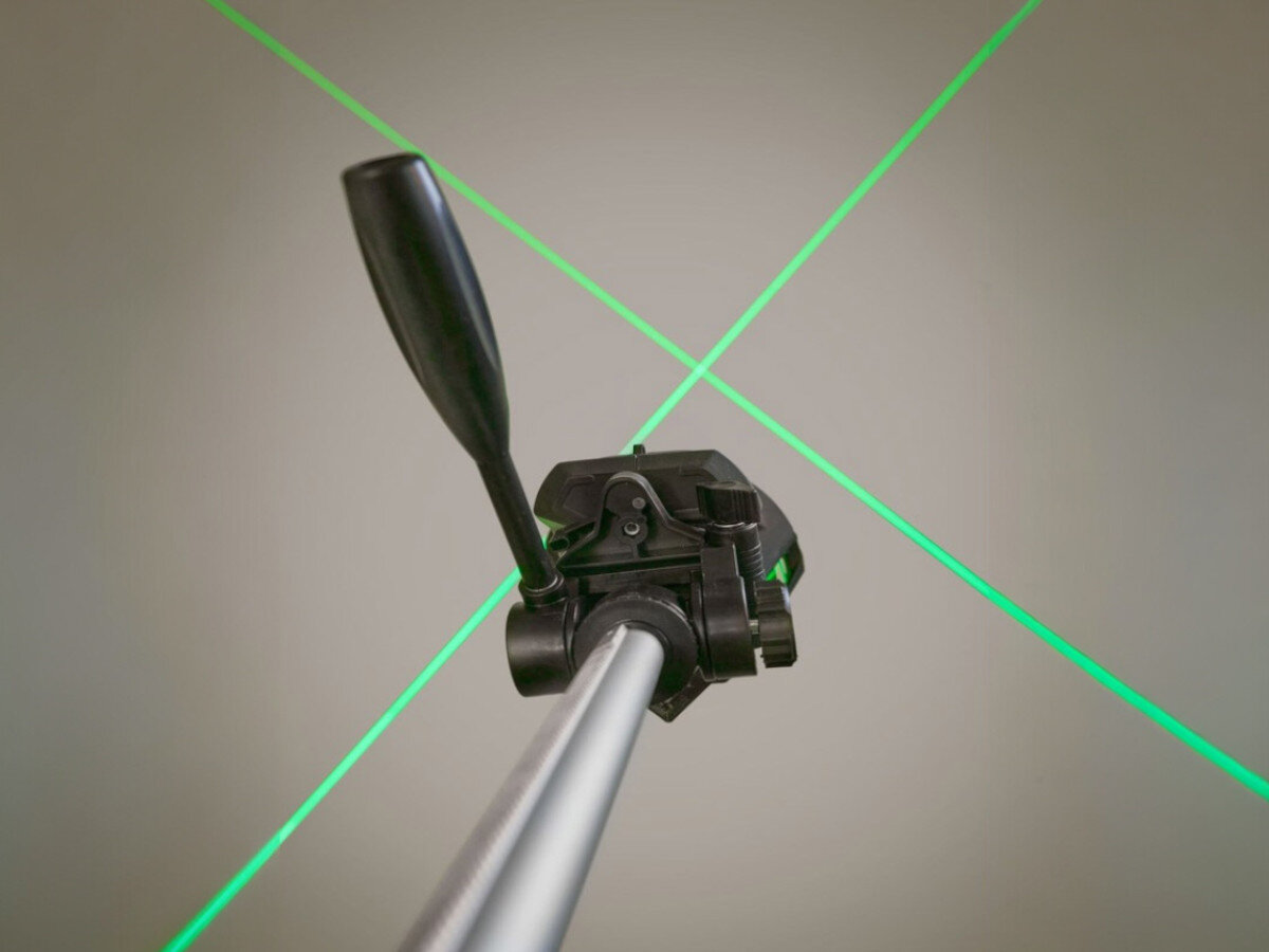 Laser krzyżowy STANLEY FatMax Multi-Line Laser 360, pion, krzyż, instalacja, montaż, statyw a nad nim sufit z 2 liniami lasera