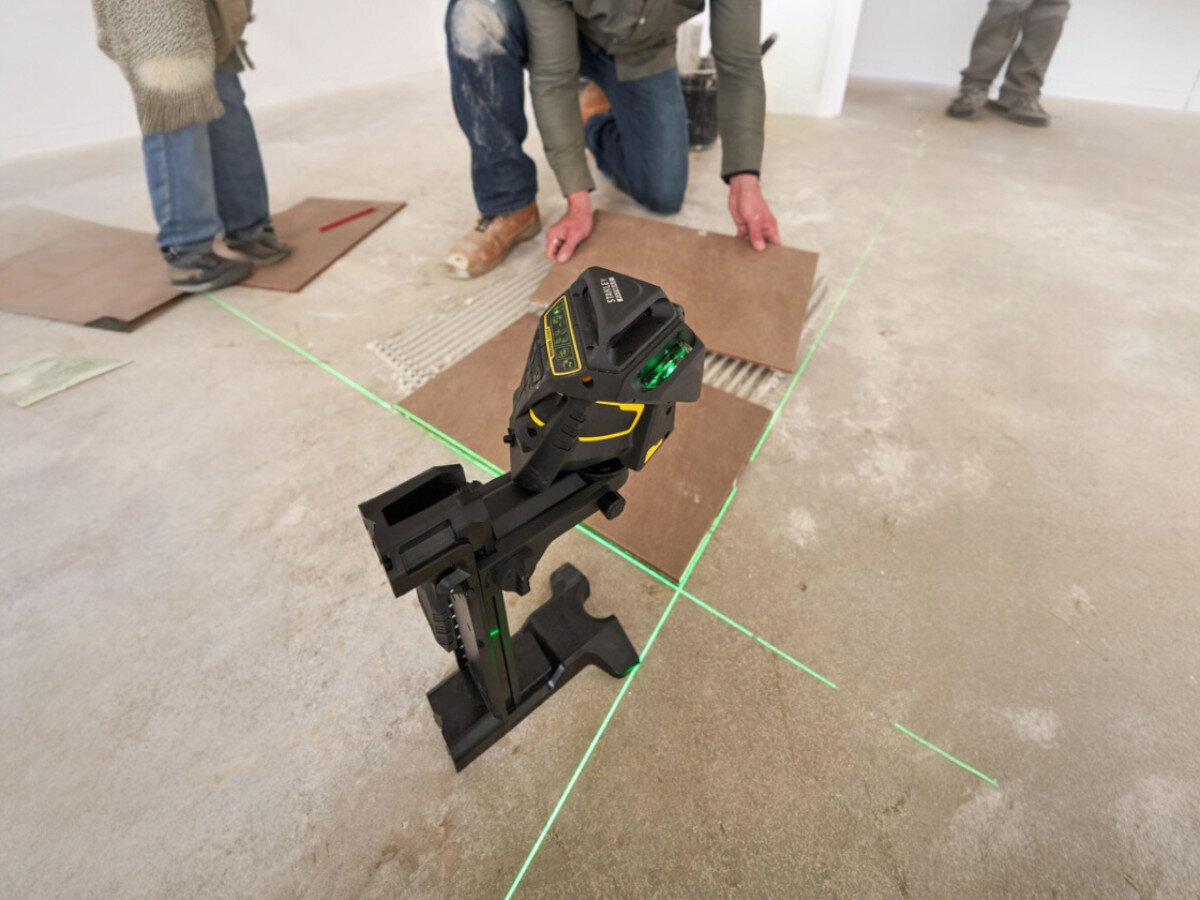 Laser krzyżowy STANLEY FatMax Multi-Line Laser 360, poziom, laser, ściana, budowa, na białym tle pełen zestaw laser krzyżowego