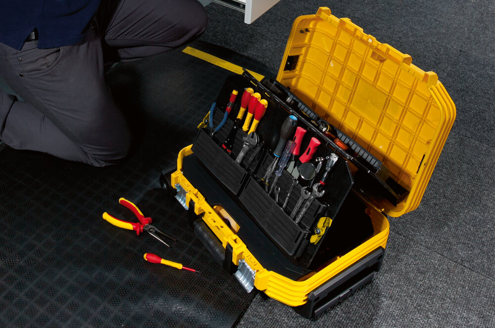 Walizka narzędziowa STANLEY FMST1-71943 Fatmax pomieszczenie podłoga otwarta walizka leży na podłodze wnętrze wypełnione narzędziami w tle pracuje osoba organizacja narzędzi porządek przenoszenie transport narzędzi