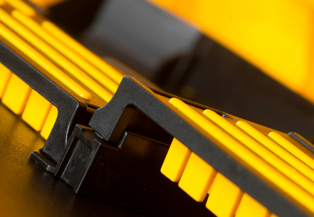 Walizka narzędziowa STANLEY FMST1-71943 Fatmax zbliżenie na nóżki odchylane nóżki podpierające stabilność podczas korzystania skrzynia nie przewraca się pozostaje stabilna na różnych powierzchniach ochrona przed wypadnięciem i uszkodzeniem