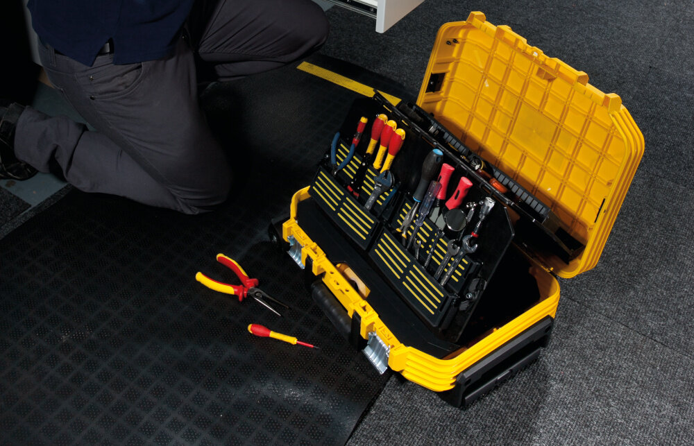 Walizka narzędziowa STANLEY FMST1-72383 Fatmax pomieszczenie podłoga otwarta walizka leży na podłodze wnętrze wypełnione narzędziami w tle pracuje osoba organizacja narzędzi porządek przenoszenie transport narzędzi