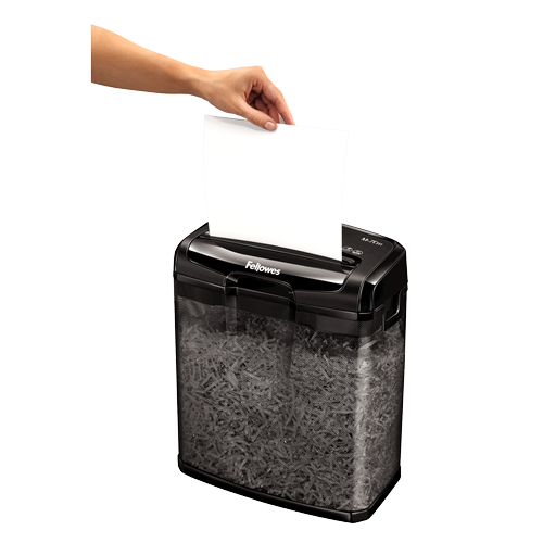 Czarna niszczarka z przezroczystym pojemnikiem na ścinki, do której wkładany jest biały arkusz papieru. Na górze widoczne jest logo \'Fellowes\'.
