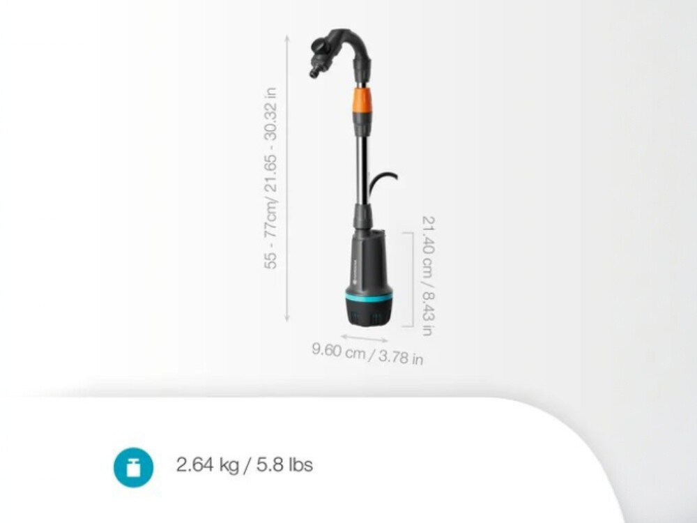 Obraz przedstawia akumulatorową pompę do wody z oznaczeniami wymiarów: wysokość 55-77 cm (21.65-30.32 in), szerokość 9.60 cm (3.78 in), wysokość korpusu 21.40 cm (8.43 in). Waga urządzenia wynosi 2.64 kg (5.8 lbs).