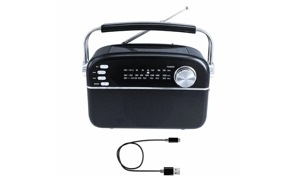 Czarne, przenośne radio z analogowym tunerem FM/AM/SW, posiada duże pokrętło do strojenia i kilka przycisków funkcyjnych. Obok radia znajduje się czarny kabel USB.