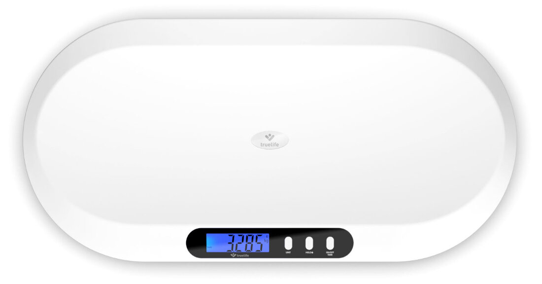 Biała waga dla niemowląt z wyświetlaczem LCD pokazującym wartość 3.285. Na wadze widoczne jest logo \'truelife\'.
