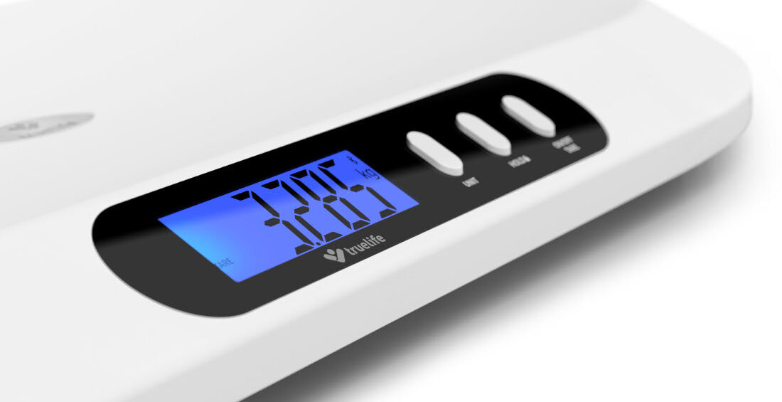 Waga dla niemowląt z wyświetlaczem pokazującym wartość 3.26 kg. Na panelu widoczne są trzy przyciski oraz logo \'truelife\'.