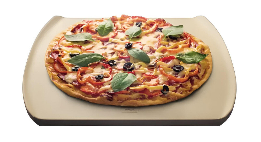 Na obrazie widoczna jest pizza z różnymi składnikami, takimi jak oliwki, papryka i liście bazylii, umieszczona na kamieniu do pieczenia. Kamień ma prostokątny kształt z zaokrąglonymi rogami.