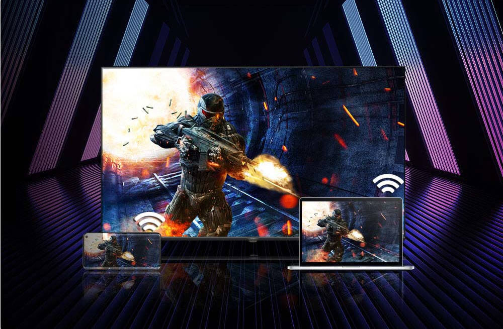 Obraz przedstawia telewizor wyświetlający dynamiczną scenę z gry, z żołnierzem strzelającym z broni. Obok telewizora znajdują się mniejsze ekrany, na których wyświetlana jest ta sama scena, a obok nich widoczna jest ikona Wi-Fi.