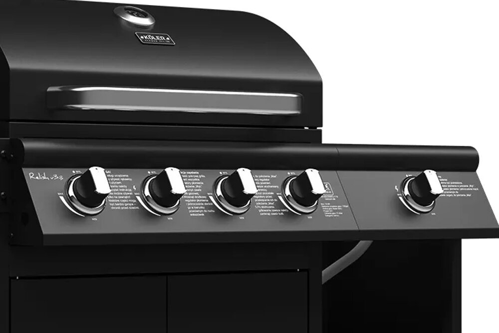 Czarny grill ogrodowy gazowy z pięcioma pokrętłami do regulacji temperatury. Na pokrywie widoczne jest logo \'KOLER\'.