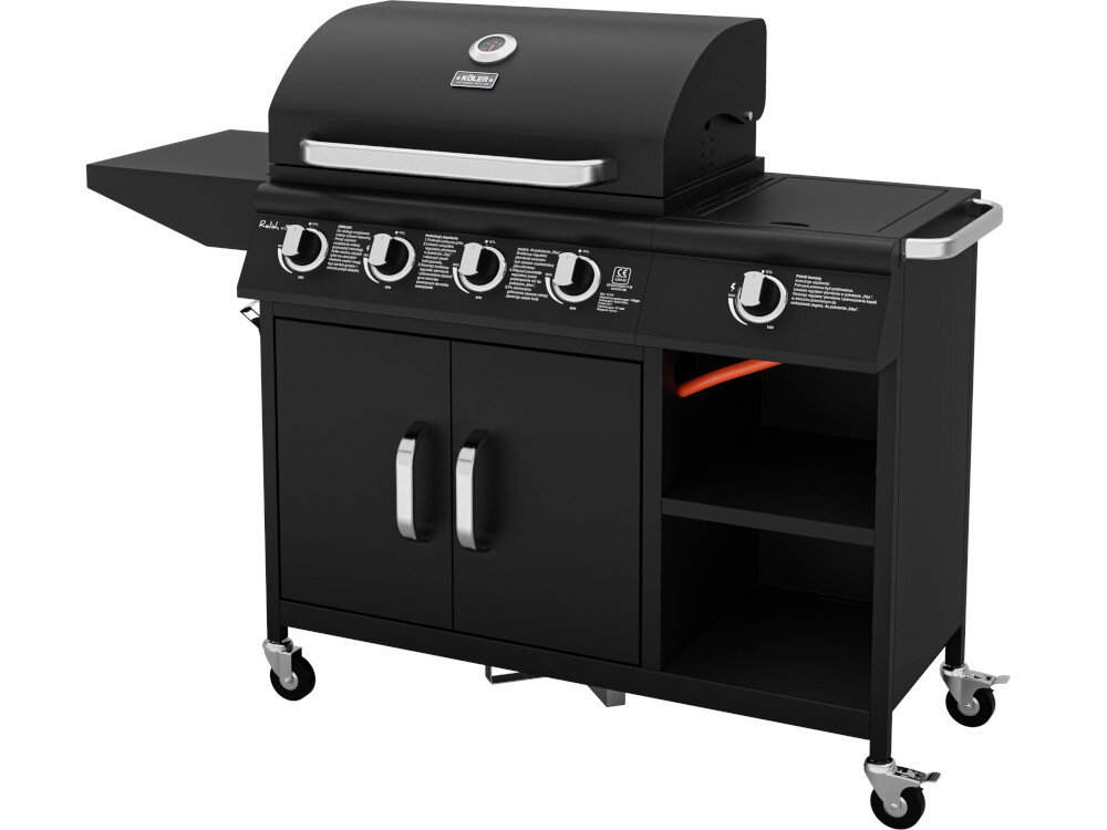 Czarny grill ogrodowy z czterema pokrętłami do regulacji, dwoma zamykanymi szafkami i półką boczną. Na pokrywie widoczne jest logo \'KOLER\'.