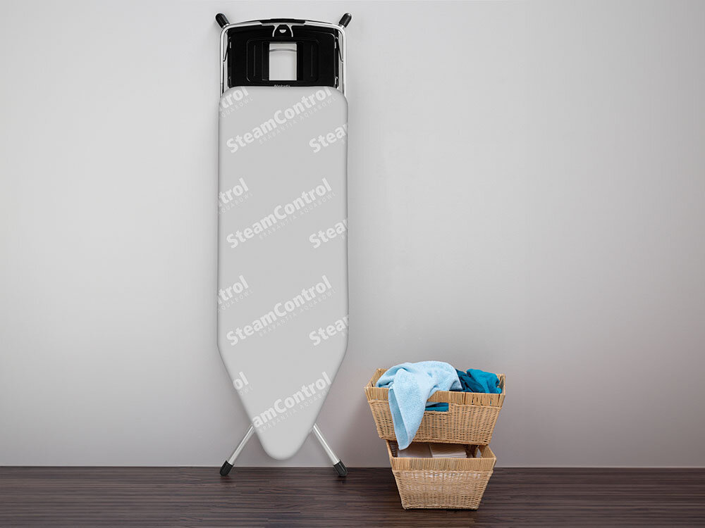 Deska do prasowania BRABANTIA 220944 Steam Control 124 x 45 cm ułatwienie prasowania złożona deska stoi przy ścianie szary pokrowiec czarne elementy