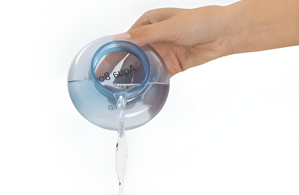 Deska do prasowania BRABANTIA 220944 Steam Control 124 x 45 cm osoba opróżnia niebieski pojemnik z wodą jasne tło wygoda funkcjonalne rozwiązania szeroki blat 124 x 45 cm komfortowa praca system AquaBowl taca ociekowa składana podstawa generator 39 x 24 cm po złożeniu stabilne miejsce na żelazko do 13 cm solidna konstrukcja napięcie tkaniny Stretch-System optymalne efekty prasowania