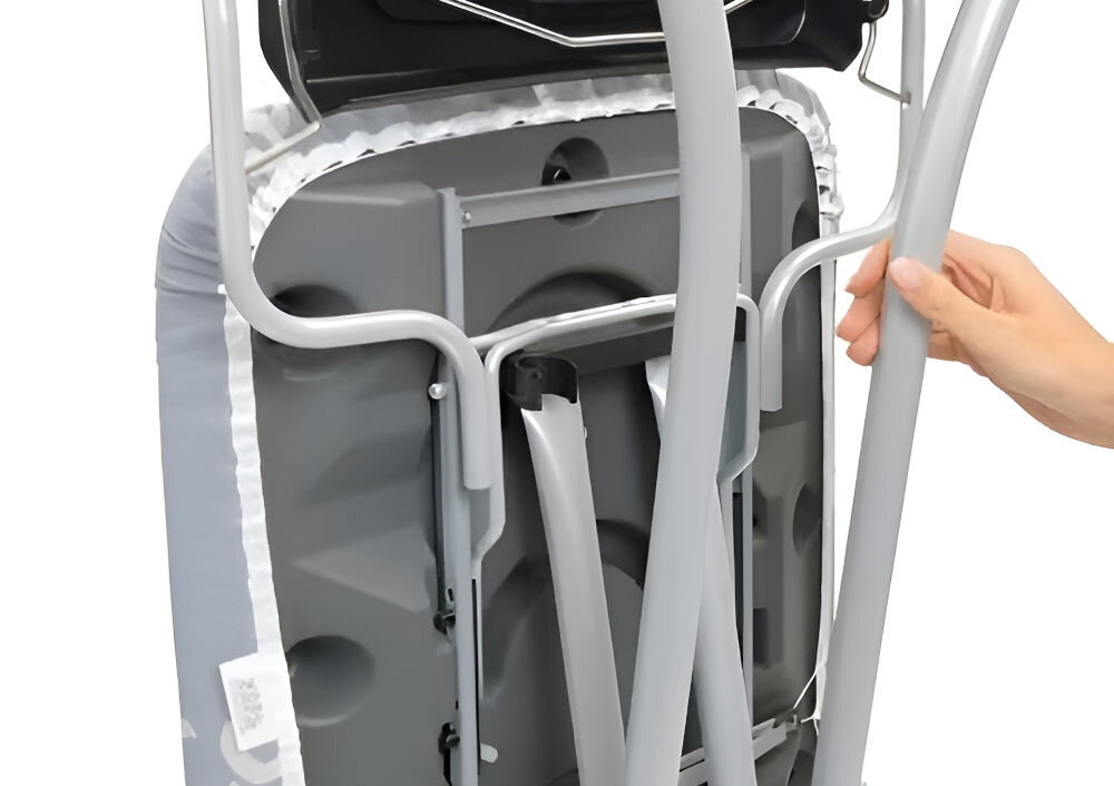 Deska do prasowania BRABANTIA 220944 Steam Control 124 x 45 cm osoba trzyma złożoną deskę szara metalowa konstrukcja białe tło wygodne przechowywanie i transport blokada transportowa bezpieczne złożenie blokada dziecięca zapobieganie przypadkowemu otwarciu dodatkowe bezpieczeństwo w domu łatwa do przechowywania małe przestrzenie