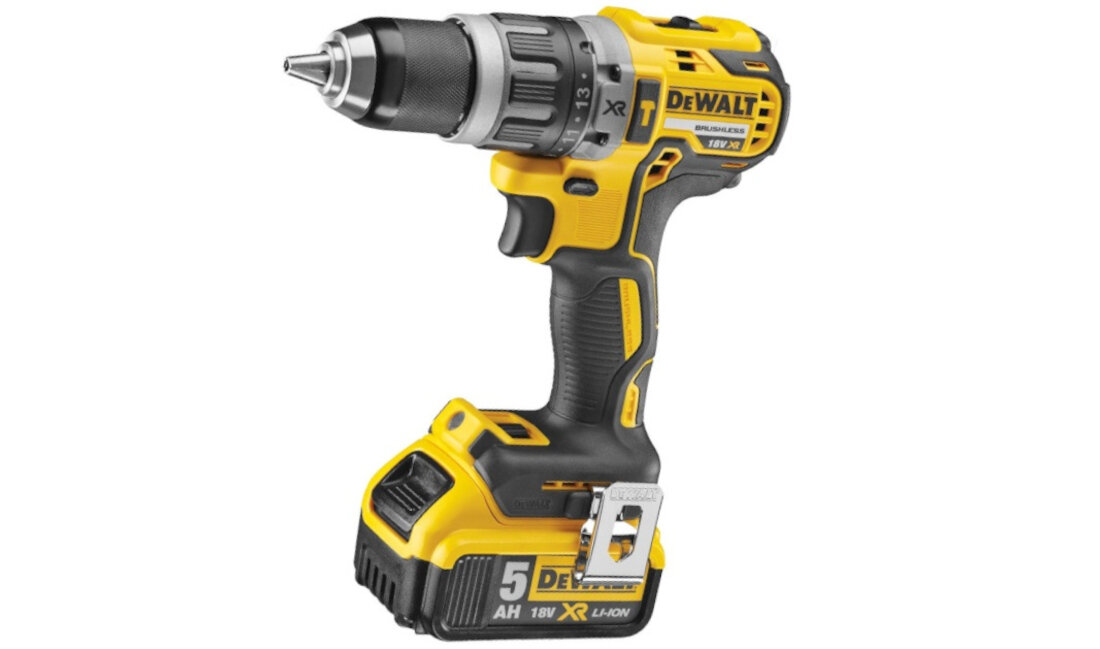 Wiertarko-wkrętarka w kolorze żółto-czarnym z widocznym logo DEWALT oraz oznaczeniem 5 AH 18V XR Li-Ion na akumulatorze.