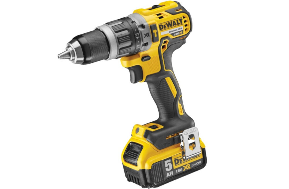 Na obrazie widoczna jest żółto-czarna wiertarko-wkrętarka z logo DEWALT, posiadająca metalowy uchwyt i akumulator z oznaczeniem \'5 AH 18V XR LI-ION\'.