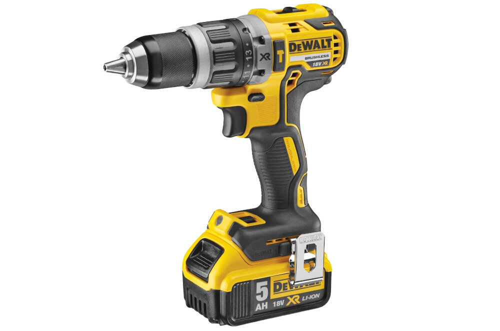 Na obrazie widoczna jest żółto-czarna wiertarko-wkrętarka z logo \'DEWALT\' oraz oznaczeniami \'BRUSHLESS\', \'18V XR\', \'5 AH\', \'LI-ION\'. Urządzenie posiada metalowy uchwyt na pasek i gumowaną rękojeść.