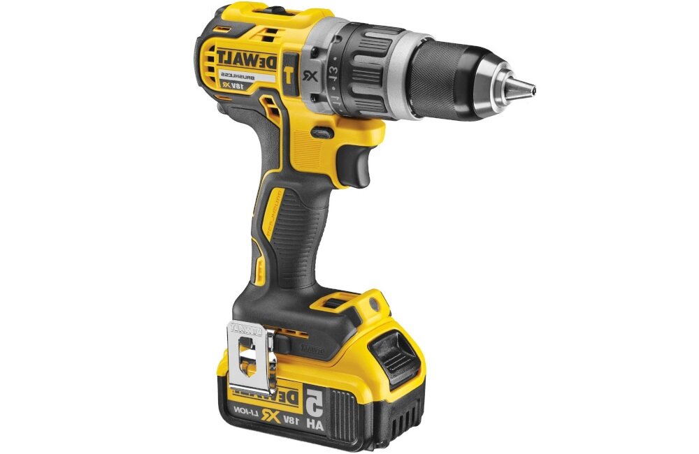 Na obrazie widoczna jest żółto-czarna wiertarko-wkrętarka z logo DEWALT. Urządzenie posiada metalowy uchwyt wiertarski i akumulator z oznaczeniem 18V XR Li-Ion 5.0Ah.