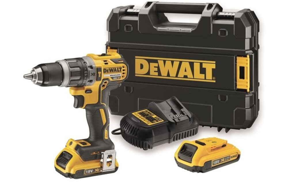 Na obrazie znajduje się żółto-czarna wiertarko-wkrętarka z akumulatorem, ładowarka, dodatkowy akumulator oraz czarna walizka z logo \'DEWALT\'.
