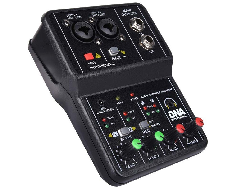 Na zdjęciu znajduje się mikser audio z różnymi wejściami i pokrętłami, oznaczony jako DNA Professional. Widoczne są napisy takie jak \'INPUT 1 MIC/LINE\', \'+48V PHANTOM\', \'HI-Z\', \'MAIN OUTPUTS\', oraz \'AUDIO INTERFACE 16BIT/44KHZ\'.