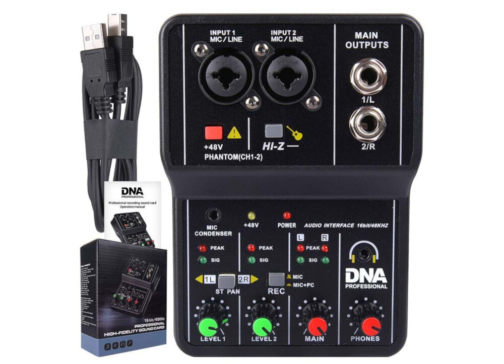 Na obrazie widoczny jest mikser audio z dwoma wejściami MIC/LINE, wyjściami MAIN OUTPUTS oraz różnymi kontrolkami i pokrętłami. Obok znajduje się kabel USB oraz opakowanie z logo DNA Professional.