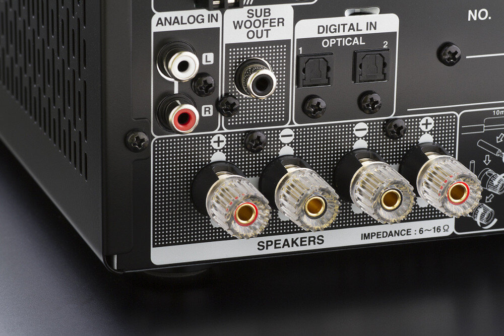 Zdjęcie przedstawia tylny panel amplitunera z widocznymi złączami: ANALOG IN, SUB WOOFER OUT, DIGITAL IN OPTICAL oraz SPEAKERS. Na panelu znajdują się również oznaczenia impedancji: 6~16 Ω.