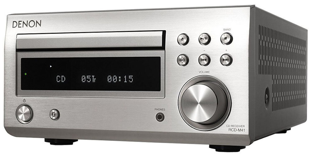 Srebrny amplituner stereo z wyświetlaczem pokazującym \'CD 05Tr 00:15\'. Na panelu widoczne są przyciski, pokrętło głośności oraz wejście na słuchawki, a w lewym górnym rogu znajduje się logo \'DENON\'.