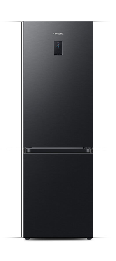 Główne cechy lodówki Samsung Grand+ RB34C675EBN Czarna lodówka z połyskiem marki Samsung z wyświetlaczem na górnych drzwiach. Widoczne logo \'SAMSUNG\'.