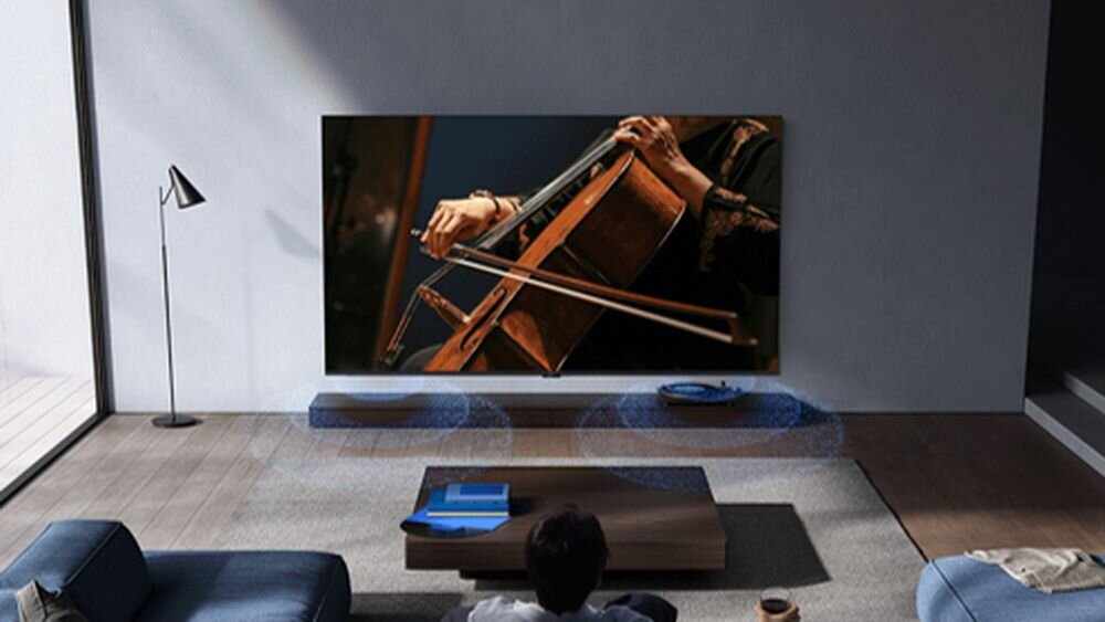 Telewizor XIAOMI X Mini 2026 43 QD-Mini LED cztery głośniki Dolby Audio DTS X Xiaomi Sound eARC wyjście optyczne, telewizor zawieszony na ścianie w pomieszczeniu