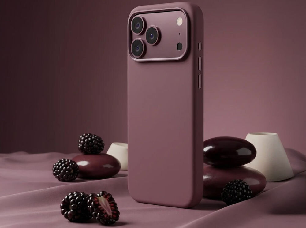 Burgundowe etui na telefon z trzema widocznymi obiektywami aparatu, ustawione na tle w podobnym kolorze z dekoracyjnymi elementami.