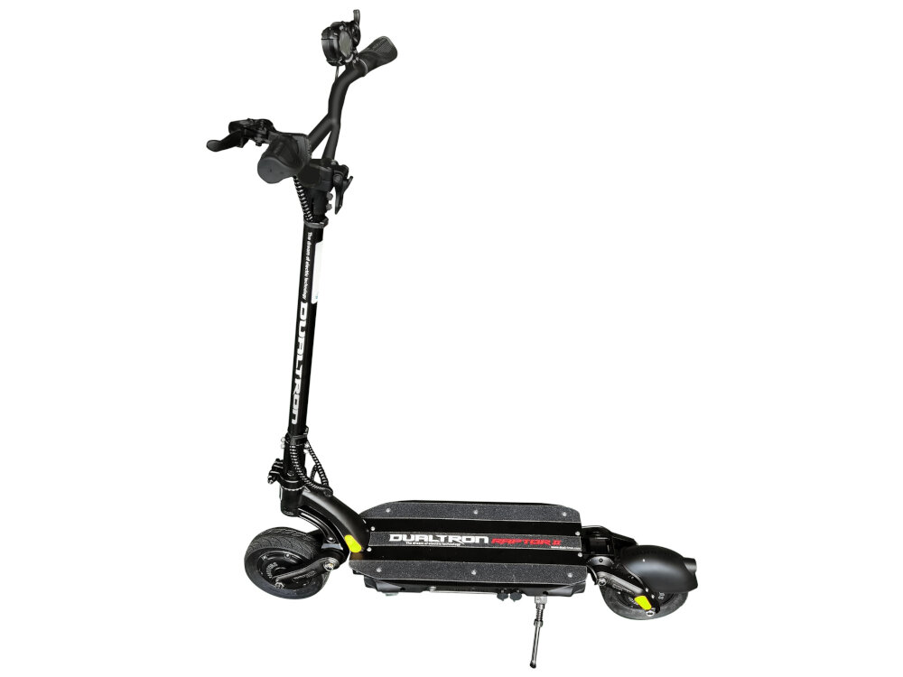 Czarna hulajnoga elektryczna z widocznym napisem \'DUALTRON Raptor 2\' na podeście. Hulajnoga posiada dwa koła, kierownicę z manetkami oraz nóżkę do podparcia.