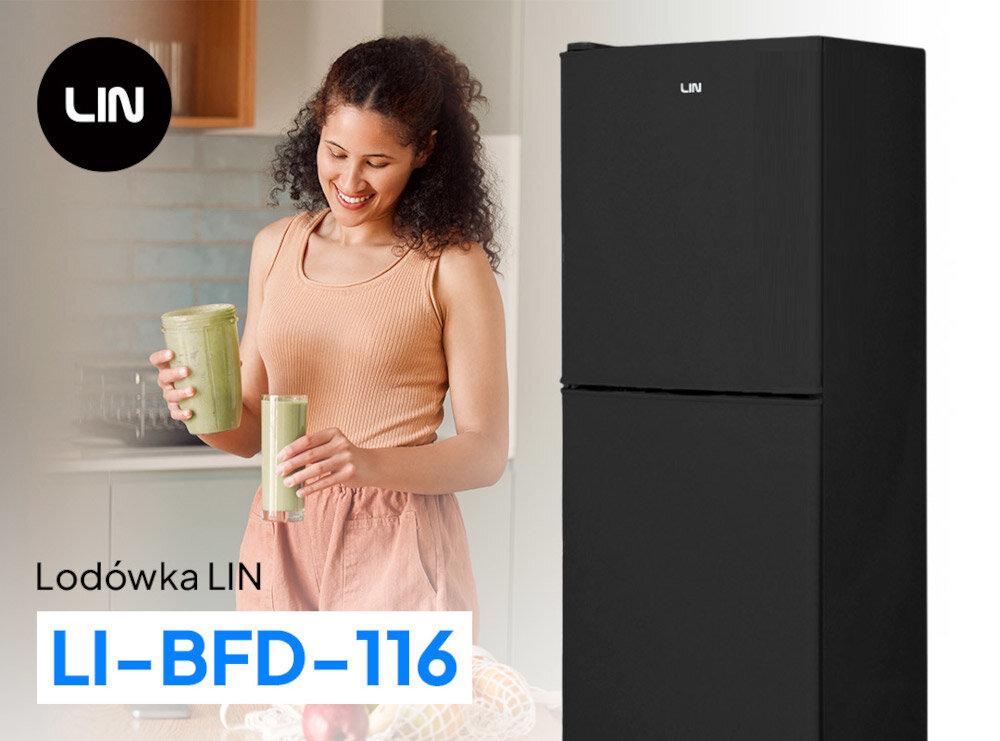 Obraz przedstawia czarną lodówkę marki LIN z modelem LI-BFD-116. Obok lodówki stoi osoba trzymająca dwa zielone napoje, a w tle widoczne jest wnętrze kuchni.