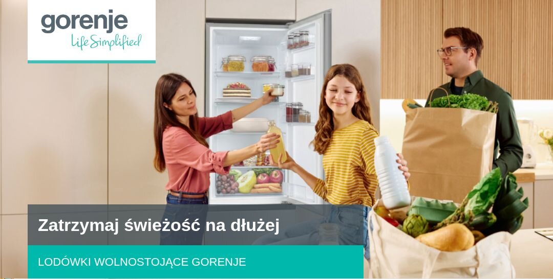 Na obrazie widoczna jest otwarta lodówka z różnymi produktami spożywczymi, a obok niej dwie osoby trzymające napoje. Na dole znajduje się napis: \'Zatrzymaj świeżość na dłużej LODÓWKI WOLNOSTOJĄCE GORENJE\'.