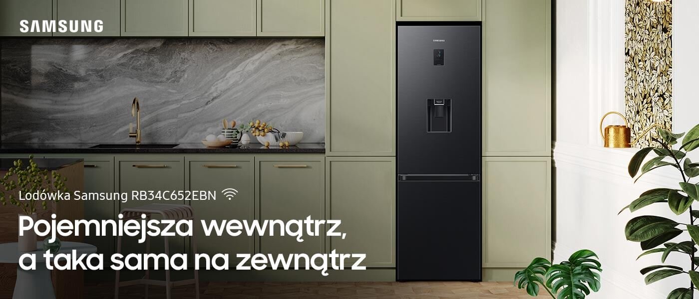 Lodówka Grand+ RB34C652EBN z dystrybutorem wody - Media Expert Czarna lodówka Samsung stoi w kuchni z zielonymi szafkami i marmurowym blatem. Na obrazie widoczny jest tekst: \'Lodówka Samsung RB34C652EBN Pojemniejsza wewnątrz, a taka sama na zewnątrz\'.
