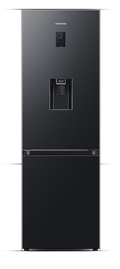 Główne cechy lodówki RB34C652EBN Czarna lodówka z podajnikiem wody i wyświetlaczem na drzwiach. Widoczne logo \'SAMSUNG\'.
