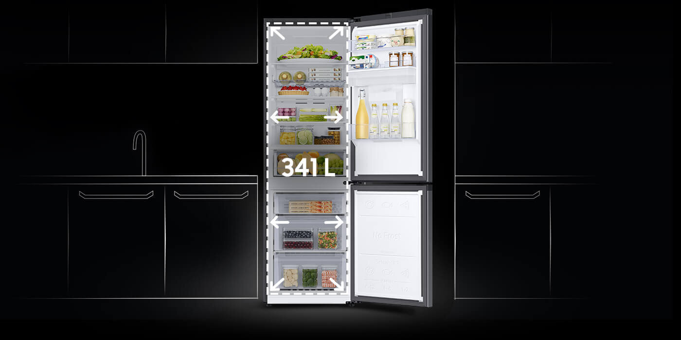 341l pojemność lodówki RB34C652EBN Otwarta lodówka z widocznymi półkami wypełnionymi różnymi produktami spożywczymi. Na drzwiach lodówki widoczny jest napis \'341L\'.