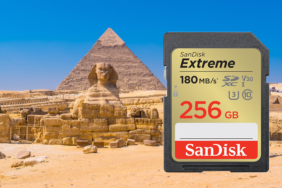 Na obrazie widoczna jest karta pamięci z napisem \'SanDisk Extreme 256GB\', a w tle znajduje się Sfinks i piramida.