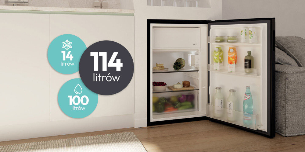 Otwarta czarna lodówka z widocznymi półkami wypełnionymi różnymi produktami spożywczymi. Obok lodówki znajdują się grafiki z napisami: \'14 litrów\', \'100 litrów\', \'114 litrów\'.