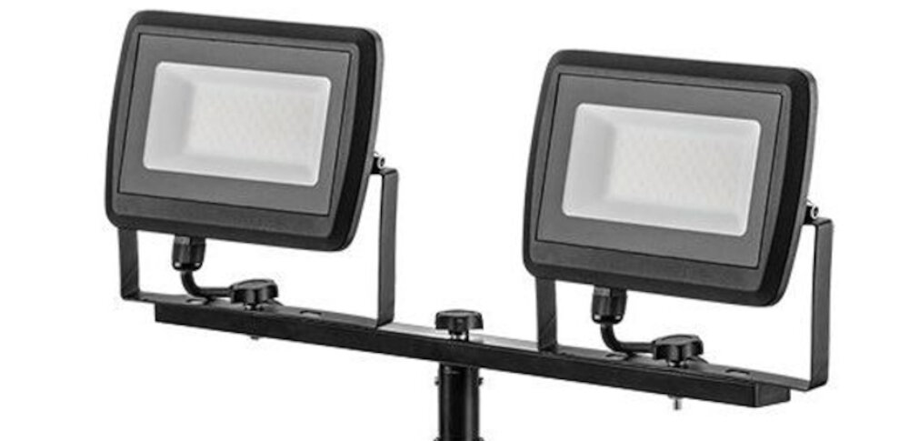 Na obrazie widoczne są dwa prostokątne naświetlacze LED zamontowane na wsporniku. Obudowy są czarne, a wewnętrzne powierzchnie mają jasne panele świetlne.