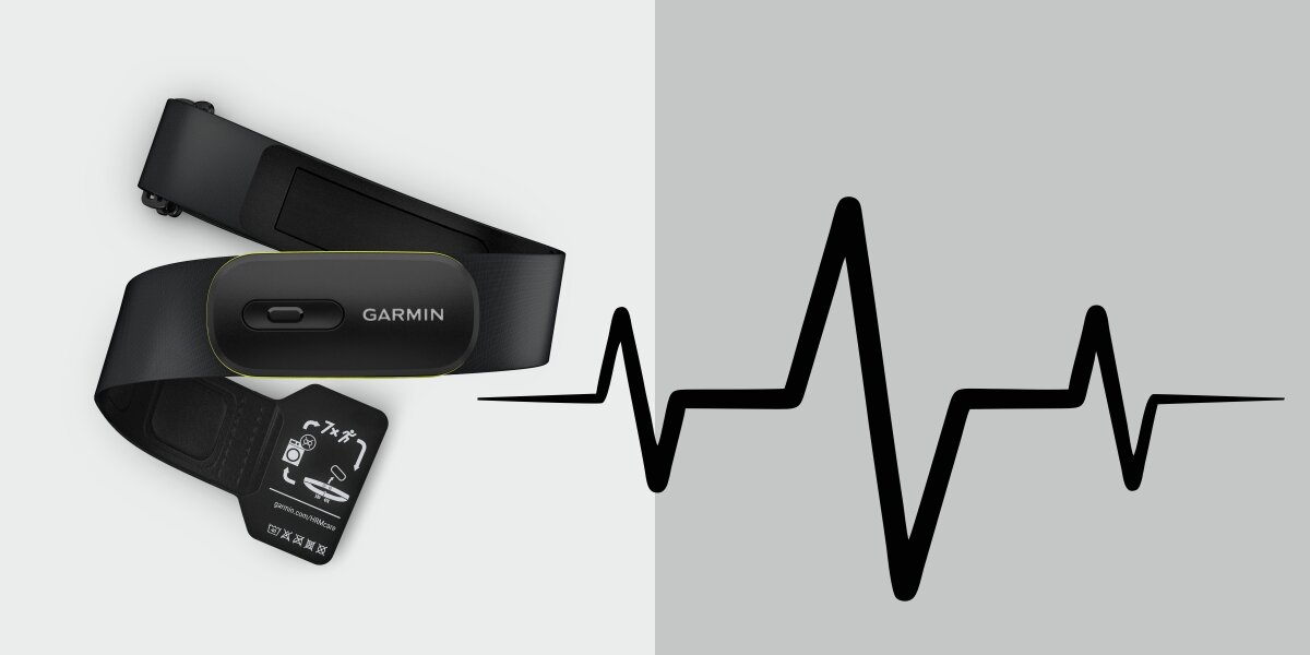 Na obrazie widoczny jest czarny czujnik tętna z napisem \'GARMIN\' na pasku. Obok znajduje się graficzna reprezentacja wykresu tętna na szarym tle.