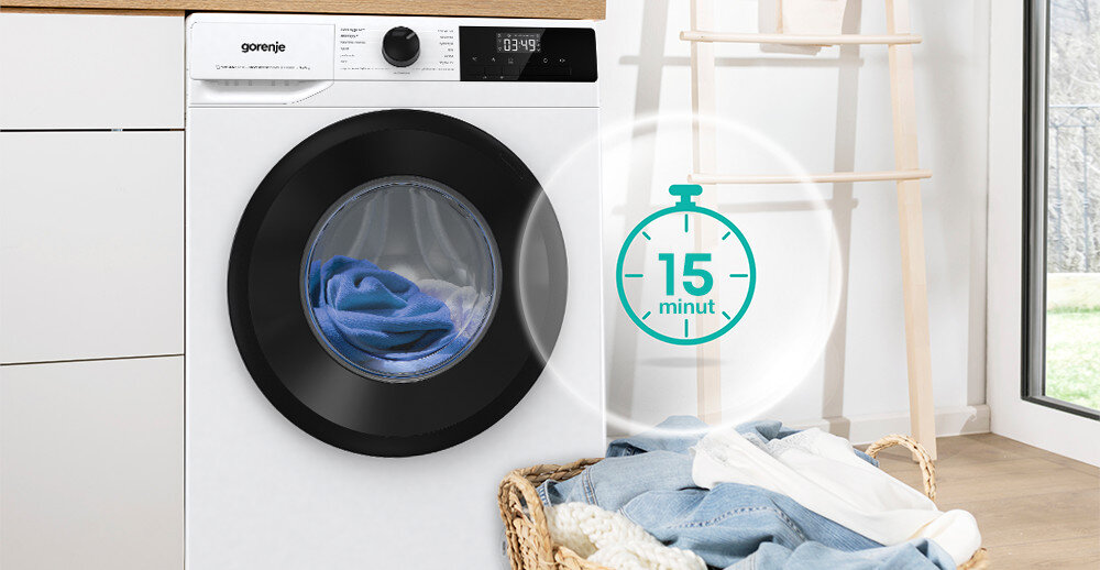 Pralka z logo \'gorenje\' na panelu sterowania, z wyświetlaczem pokazującym czas 1:34:9. Obok pralki znajduje się grafika zegara z napisem \'15 minut\'.